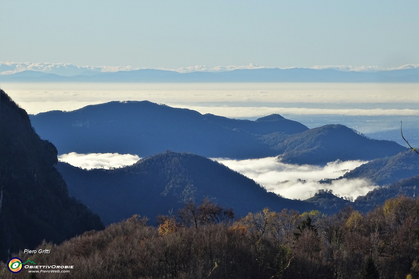 19 Vista allo zoom sulla pianura padana con visibili gli Appennini.JPG